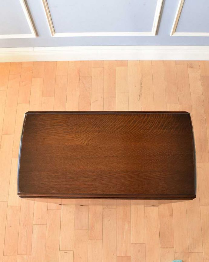 アンティークのテーブル　アンティーク家具　英国伝統のアンティーク家具、コンパクトサイズの伸張式のゲートレッグテーブル 。閉じた状態です。(k-1789-f)