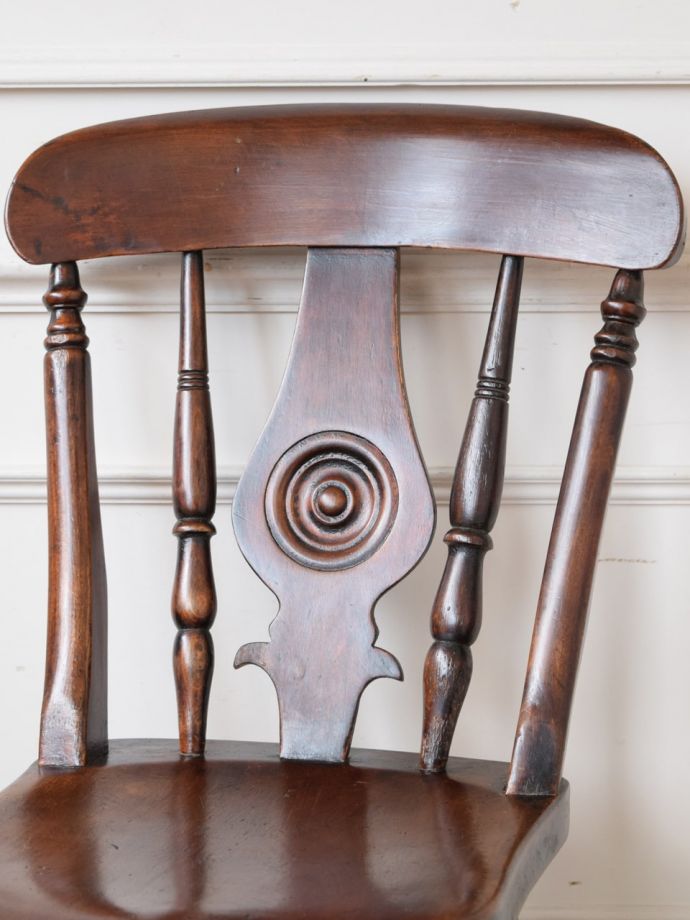 アンティークチェアの背もたれ