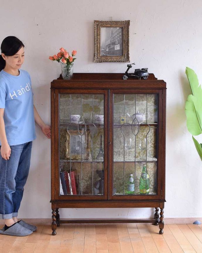 アンティークのキャビネット　アンティーク家具　大人が憧れる英国アンティーク家具、ツイストがアクセントのガラスキャビネット。ステンドグラスの扉が美しいキャビネット扉がステンドグラスになっているから、キャビネットとステンドグラスの両方を一気に手に入れることが出来ちゃうんです。(k-1791-f)