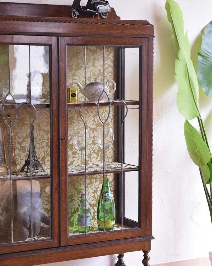 アンティークのキャビネット　アンティーク家具　大人が憧れる英国アンティーク家具、ツイストがアクセントのガラスキャビネット。まずはステンドグラスの模様を楽しみましょう現代のように機械が発達していない時代に作られたステンドグラス。(k-1791-f)