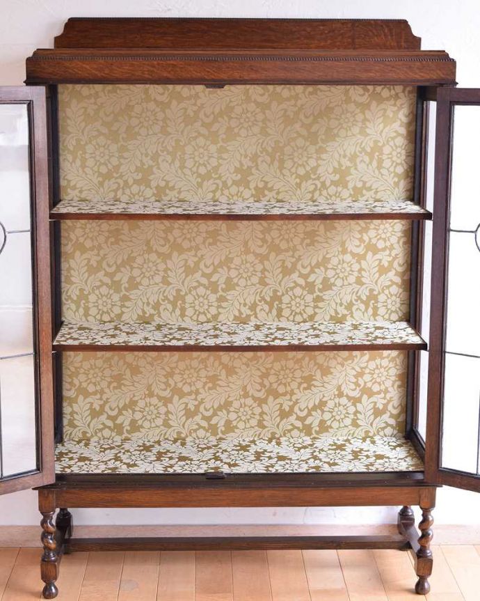 アンティークのキャビネット　アンティーク家具　大人が憧れる英国アンティーク家具、ツイストがアクセントのガラスキャビネット。扉を開けた内側はこんな感じですキャビネットの中も職人がキレイに修復して仕上げたのでキレイです。(k-1791-f)