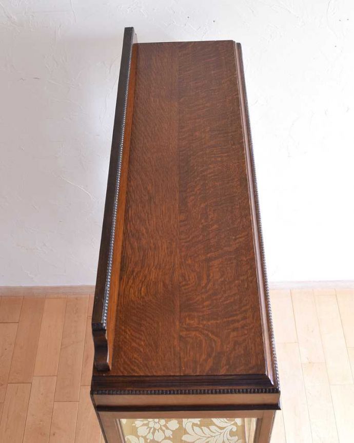 アンティークのキャビネット　アンティーク家具　大人が憧れる英国アンティーク家具、ツイストがアクセントのガラスキャビネット。天板部分もキレイに仕上げました。(k-1791-f)