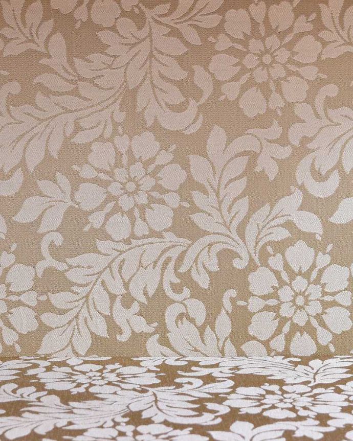 アンティークのキャビネット　アンティーク家具　大人が憧れる英国アンティーク家具、ツイストがアクセントのガラスキャビネット。貼り地の模様はこんな感じです。(k-1791-f)