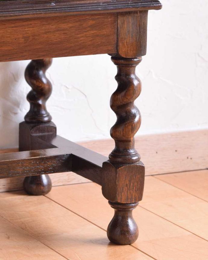 アンティークのキャビネット　アンティーク家具　大人が憧れる英国アンティーク家具、ツイストがアクセントのガラスキャビネット。女性１人でもラクに運べちゃうヒミツHandleのアンティークは、脚の裏にフェルトキーパーをお付けしているので、床を滑らせれば女性でも移動がカンタンに出来ます！ご安心下さい。(k-1791-f)