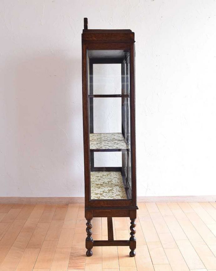 アンティークのキャビネット　アンティーク家具　大人が憧れる英国アンティーク家具、ツイストがアクセントのガラスキャビネット。横から見てもステキもちろん横もキレイに修復していますので、横顔だって美しいんです。(k-1791-f)