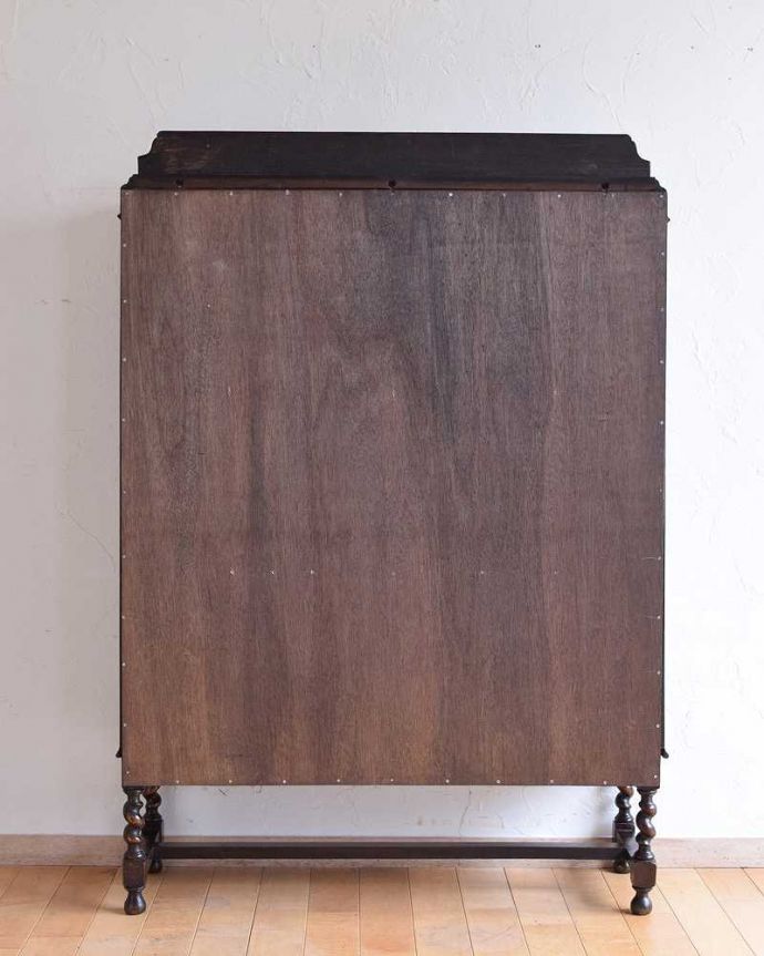 アンティークのキャビネット　アンティーク家具　大人が憧れる英国アンティーク家具、ツイストがアクセントのガラスキャビネット。後ろ姿もキレイです。(k-1791-f)