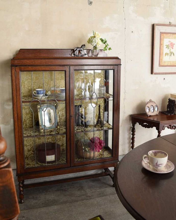 アンティークのキャビネット　アンティーク家具　大人が憧れる英国アンティーク家具、ツイストがアクセントのガラスキャビネット。ダイニングでもリビングでも･･･こんなにステキなキャビネットは、どんな場所でも目立っちゃう！上品な雰囲気が漂います。(k-1791-f)