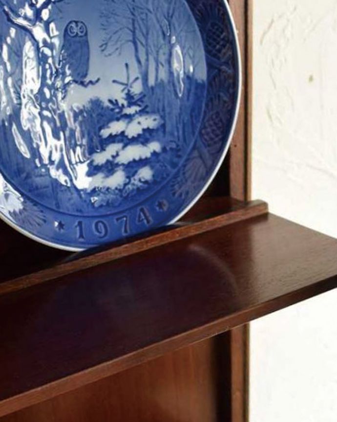 棚板にはプレートスタンドが付いています