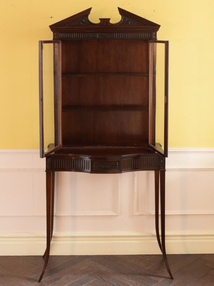 ガラスキャビネットの扉の中