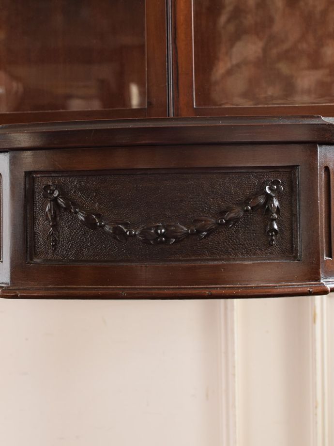 アンティークキャビネットの装飾