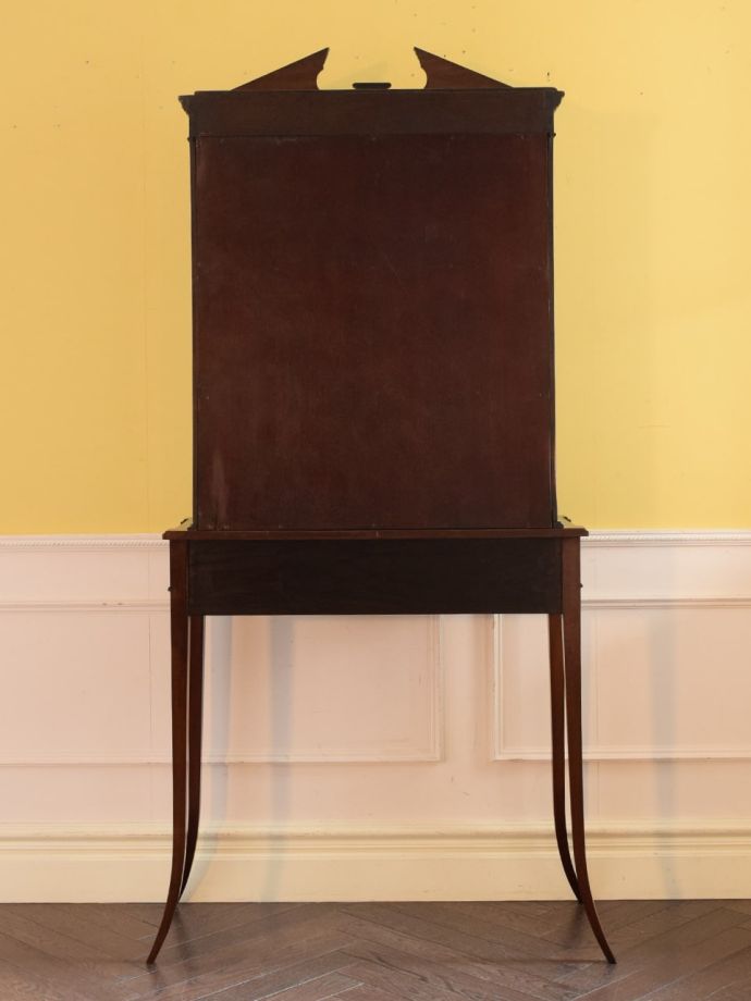 キャビネットの後ろ姿