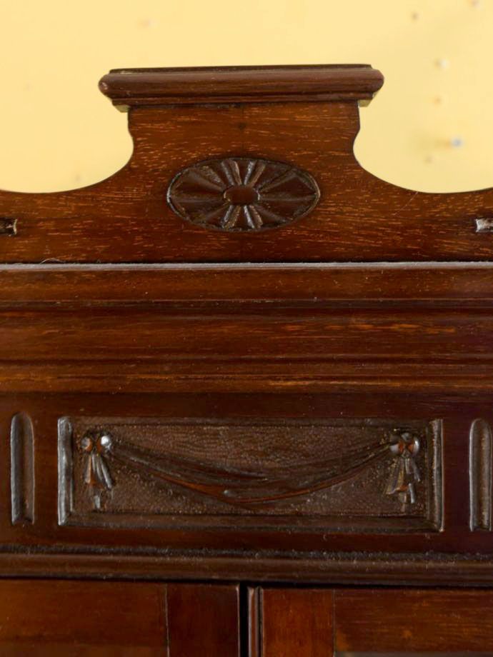 英国アンティーク家具らしい彫