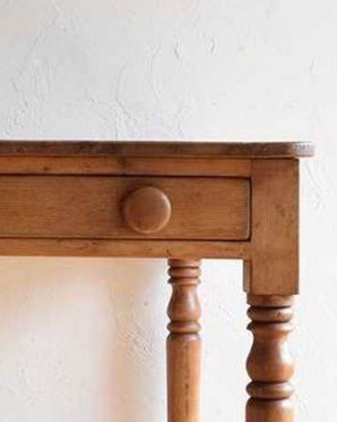 アンティークのテーブル　アンティーク家具　イギリスのナチュラルなアンティーク家具、２人掛けのパイン材ダイニングテーブル。何かと便利な引き出し付きテーブルの引き出しは、いろいろ便利に使えます。(k-1794-f)