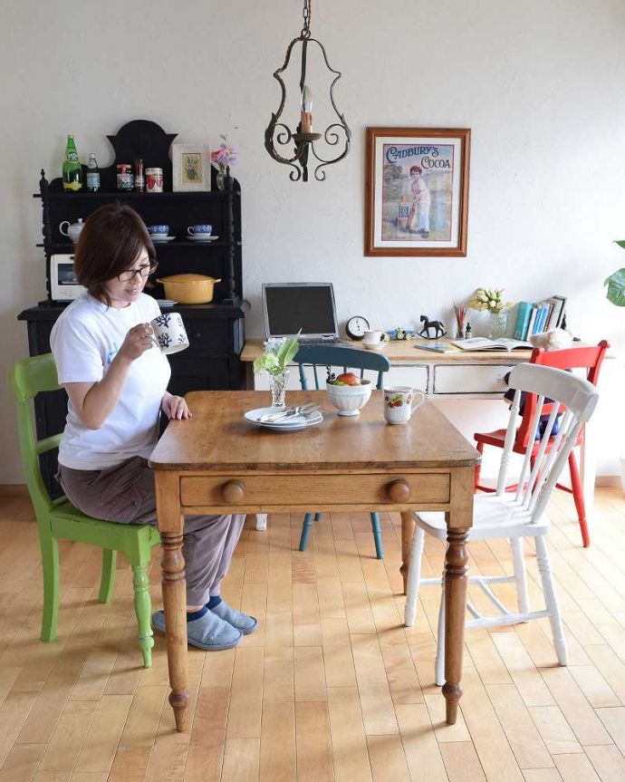 アンティークのテーブル　アンティーク家具　イギリスのナチュラルなアンティーク家具、２人掛けのパイン材ダイニングテーブル。ペイントのチェアと合わせて明るい食卓にパイン材のかわいいテーブルは、なんともお部屋の中が温かい雰囲気になります。(k-1794-f)