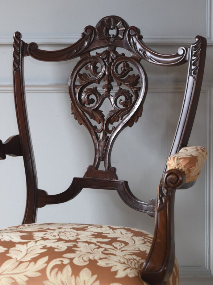 背もたれが美しいアンティークの椅子