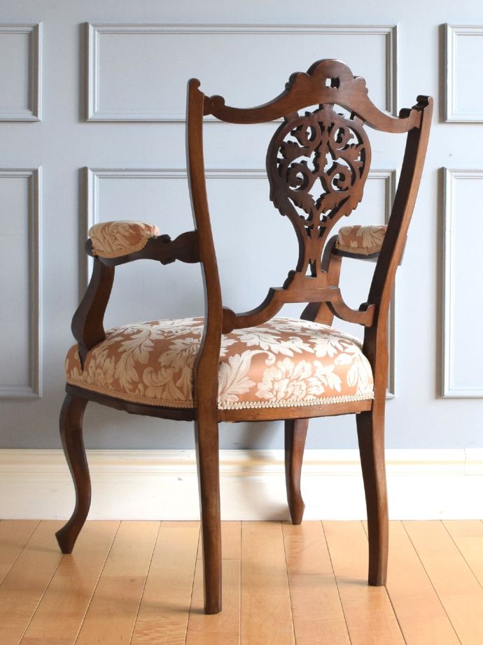 アンティークのサロンチェアの後ろ姿