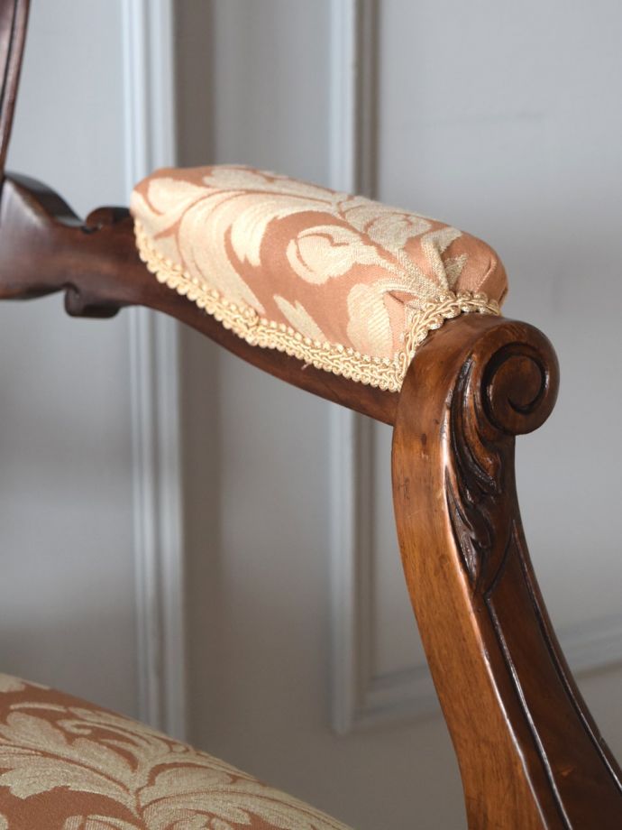 アンティークの椅子のアーム