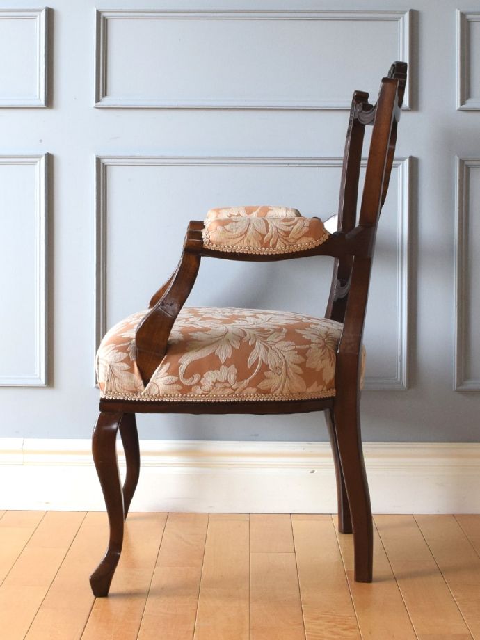 アンティークの椅子の側面