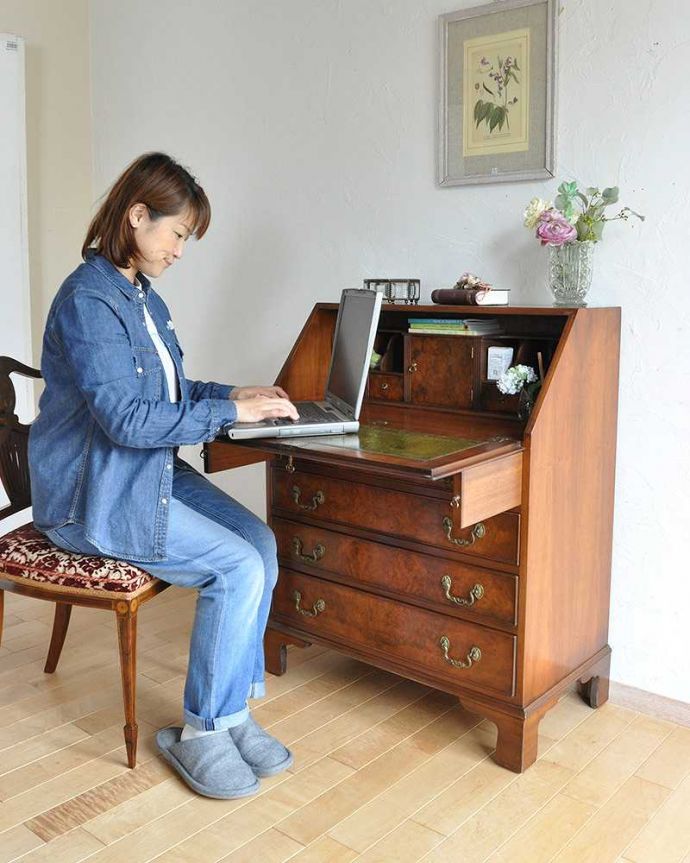 ビューロー　アンティーク家具　ウォルナット材のアンティーク英国輸入家具、美しい木目のライティングビューローデスク。脚の先まで装飾が美しいデザインです。(k-1797-f)