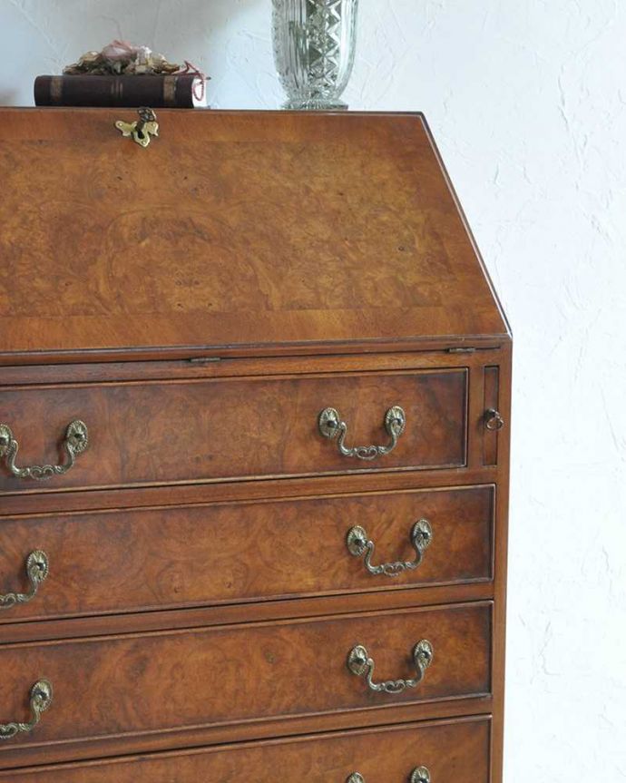 ビューロー　アンティーク家具　ウォルナット材のアンティーク英国輸入家具、美しい木目のライティングビューローデスク。とっても美しい木目です。(k-1797-f)