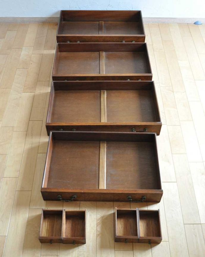 ビューロー　アンティーク家具　ウォルナット材のアンティーク英国輸入家具、美しい木目のライティングビューローデスク。引き出しが付いています。(k-1797-f)