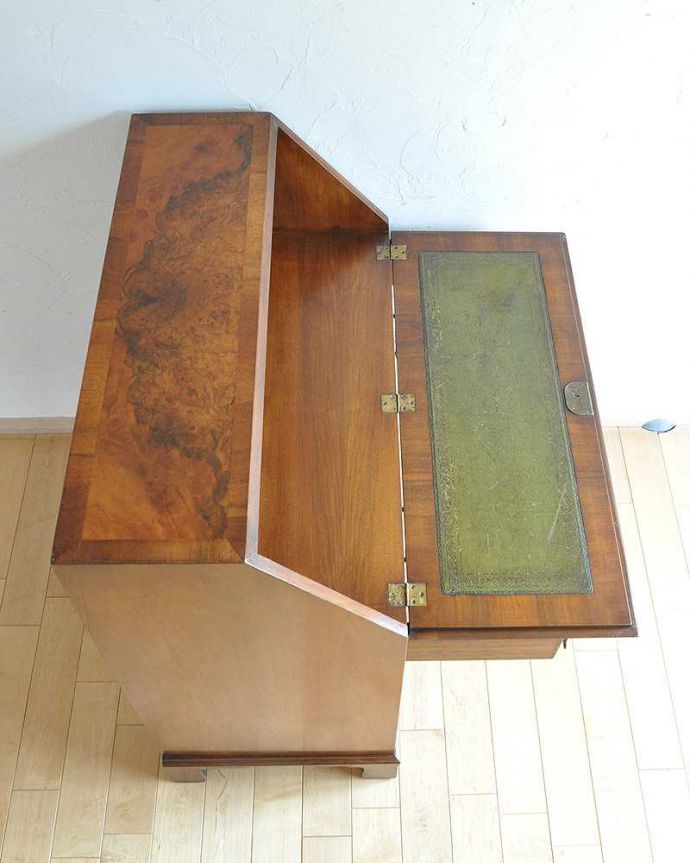 ビューロー　アンティーク家具　ウォルナット材のアンティーク英国輸入家具、美しい木目のライティングビューローデスク。天板もピカピカにお直ししました。(k-1797-f)