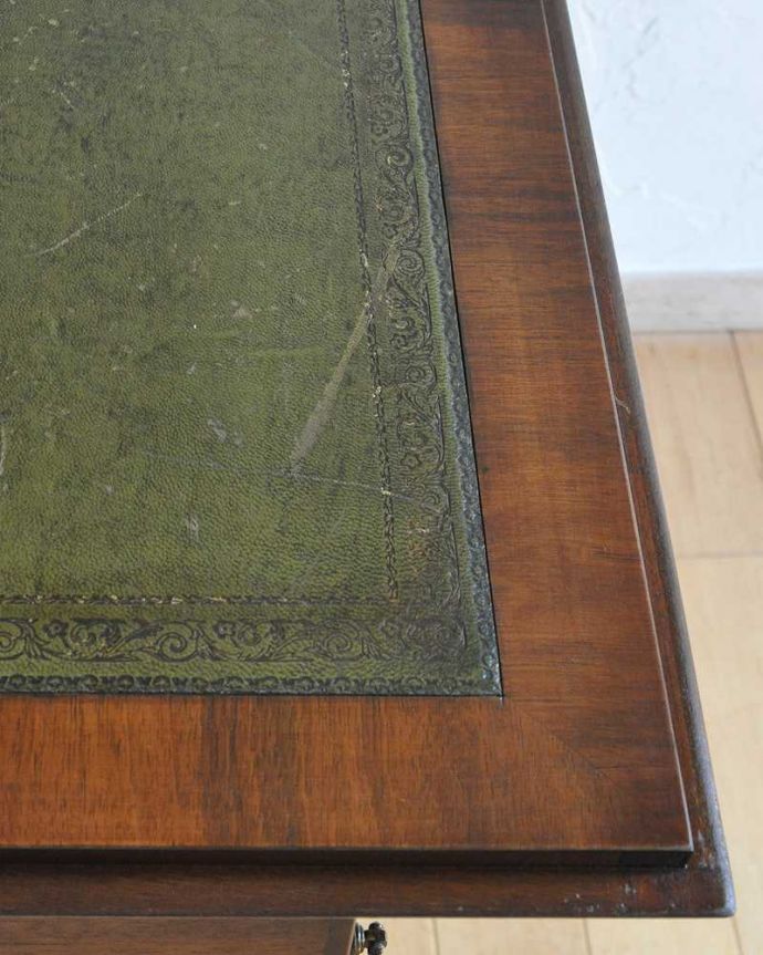 ビューロー　アンティーク家具　ウォルナット材のアンティーク英国輸入家具、美しい木目のライティングビューローデスク。デスクには革が貼ってあります。(k-1797-f)