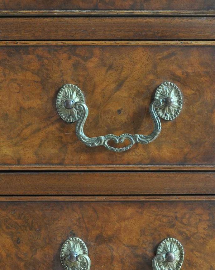 ビューロー　アンティーク家具　ウォルナット材のアンティーク英国輸入家具、美しい木目のライティングビューローデスク。アンティークの装飾がオシャレな取っ手です。(k-1797-f)