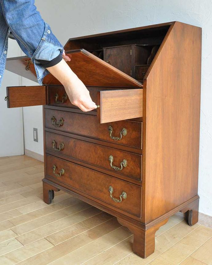 ビューロー　アンティーク家具　ウォルナット材のアンティーク英国輸入家具、美しい木目のライティングビューローデスク。ビューローの支えであるバーは、両サイドに付いています。(k-1797-f)