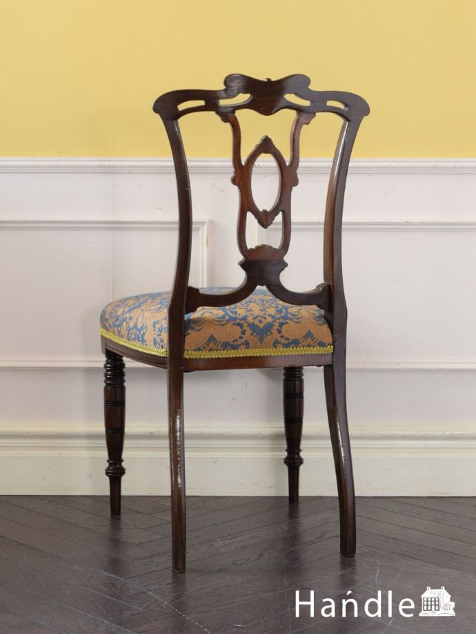 アンティークのサロンチェアの後ろ姿