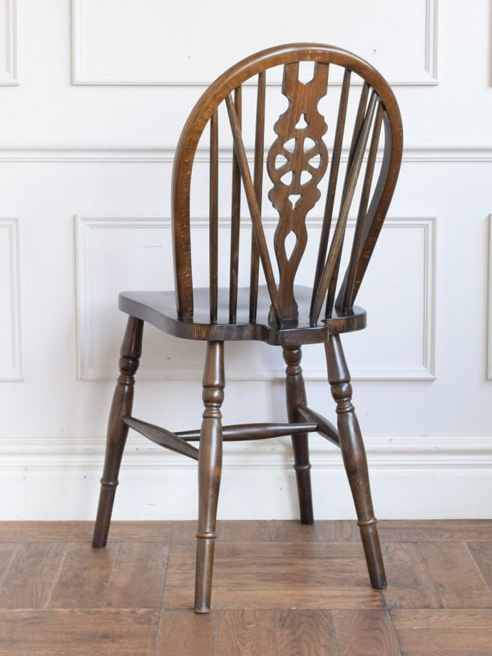 アンティークチェアの後ろ姿