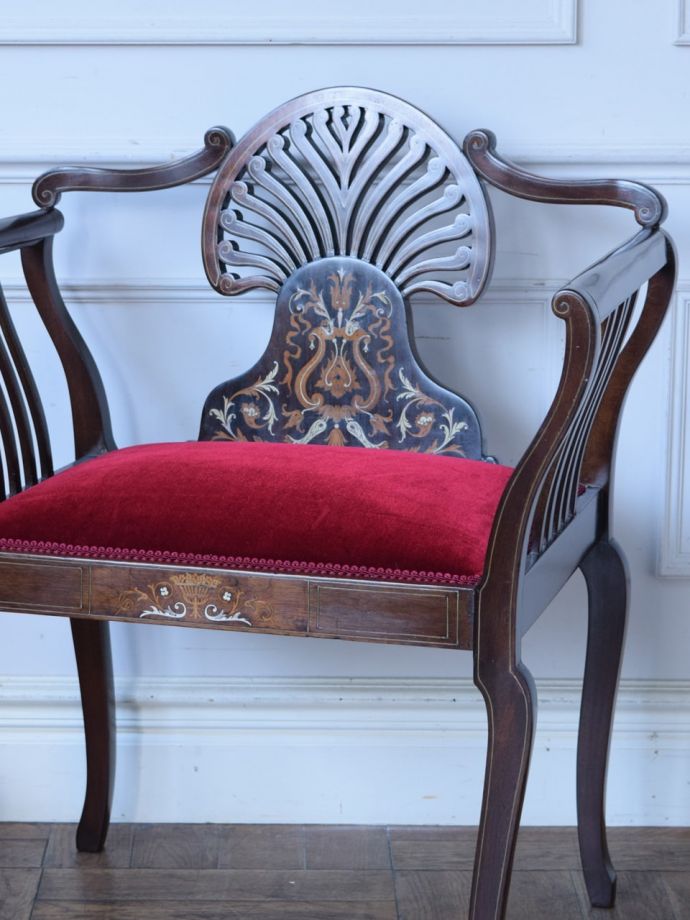 背もたれが美しいアンティークの椅子