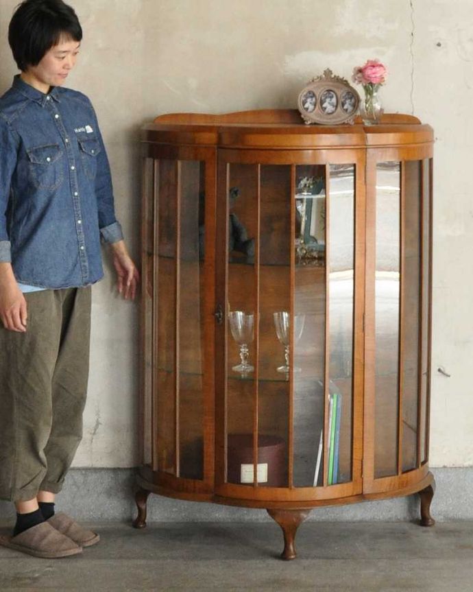 アンティークのキャビネット　アンティーク家具　180度から覗けるハーフムーンのアンティークガラスキャビネット（ショーケース） 。おススメNo.1のアンティーク家具もともとチャイナキャビネットとして陶器を見せながら収納するために造られたガラスの扉のキャビネット。(k-1800-f)