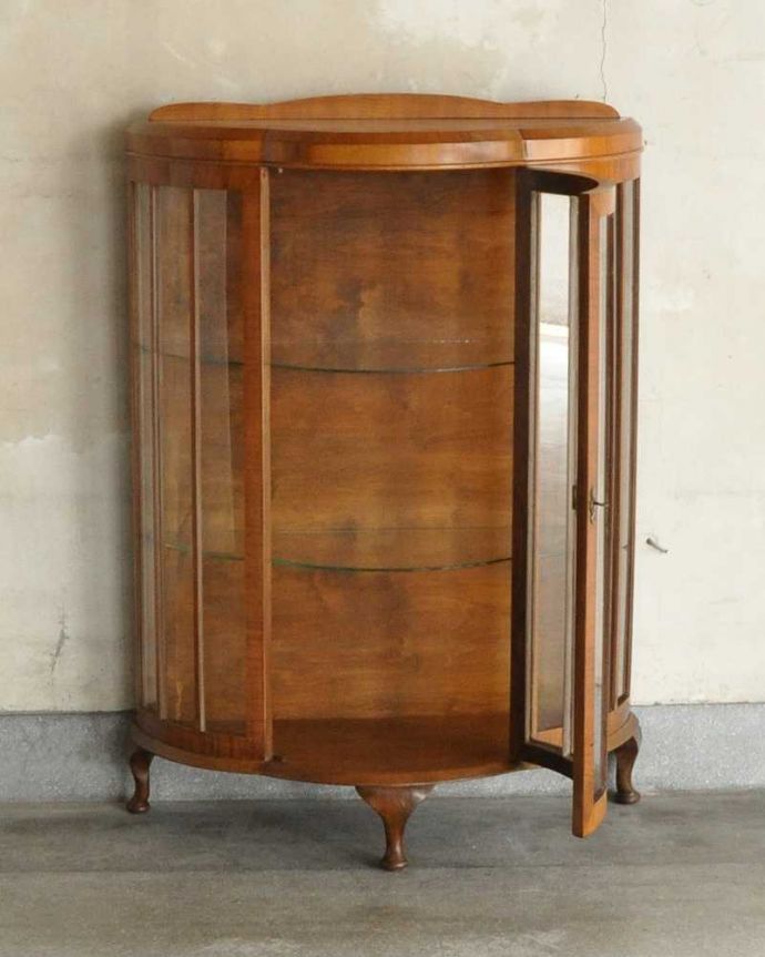 アンティークのキャビネット　アンティーク家具　180度から覗けるハーフムーンのアンティークガラスキャビネット（ショーケース） 。扉を開けると、中はこんな感じです棚板はガラスなので、光を反射し中に入れたものをさらに素敵に見せてくれます。(k-1800-f)