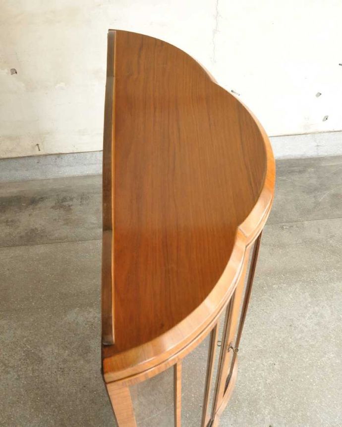 アンティークのキャビネット　アンティーク家具　180度から覗けるハーフムーンのアンティークガラスキャビネット（ショーケース） 。上から形を見てみましょうキャビネットの形はこんな感じです。(k-1800-f)