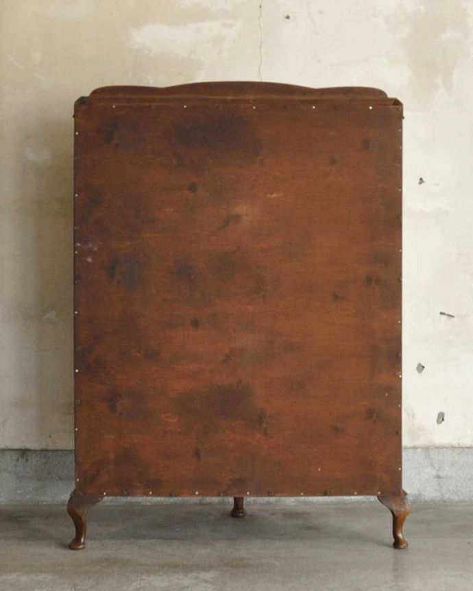 アンティークのキャビネット　アンティーク家具　180度から覗けるハーフムーンのアンティークガラスキャビネット（ショーケース） 。修復してあるので後姿もキレイ！アンティークは新品ではないので、もちろん経年変化によるキズはありますが、専門の職人がキレイに修復したので、後ろ姿もキレイです。(k-1800-f)