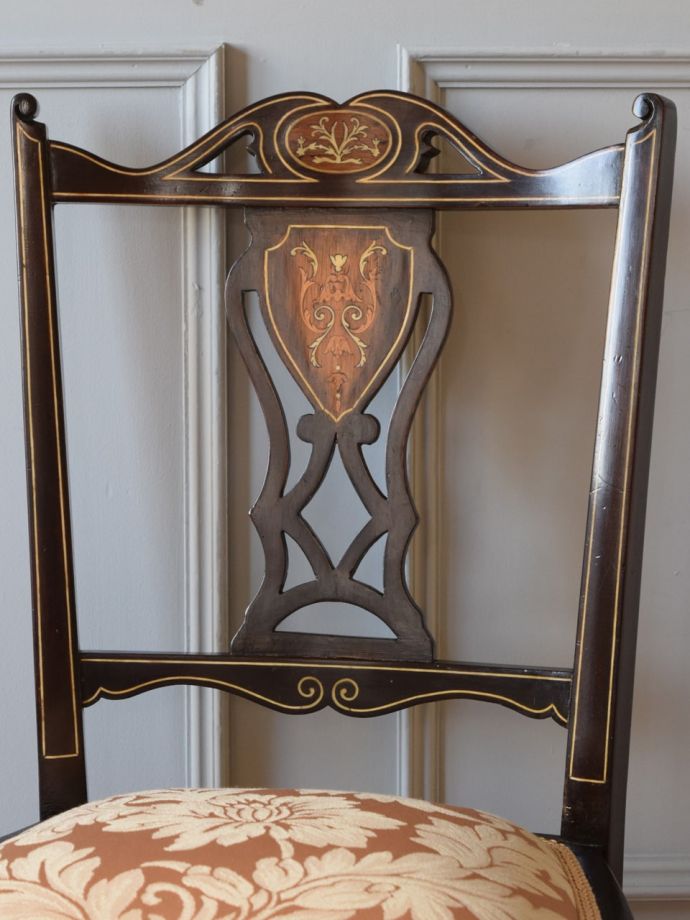 背もたれが美しいアンティークの椅子