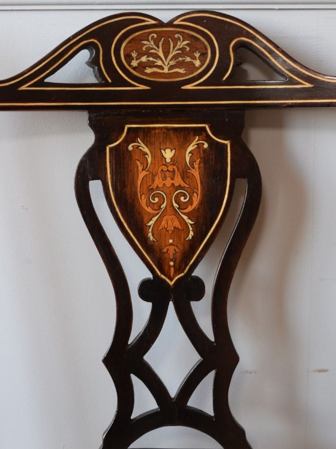 英国アンティークらしい装飾