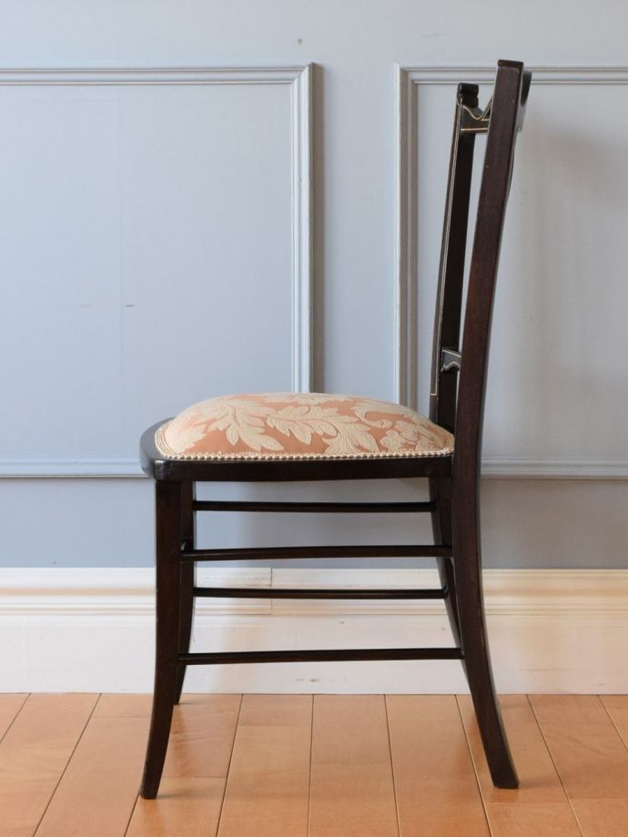 アンティークの椅子の側面