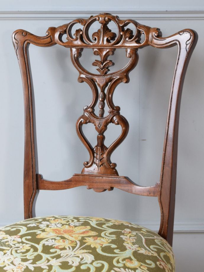 背もたれが美しいアンティークの椅子