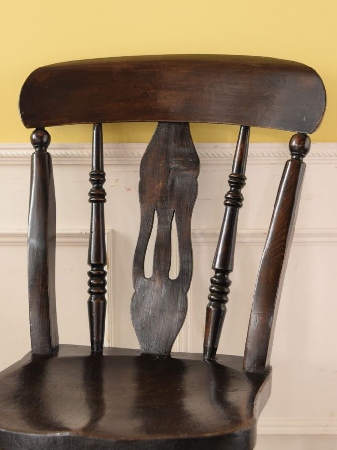 アンティークチェアの背もたれ