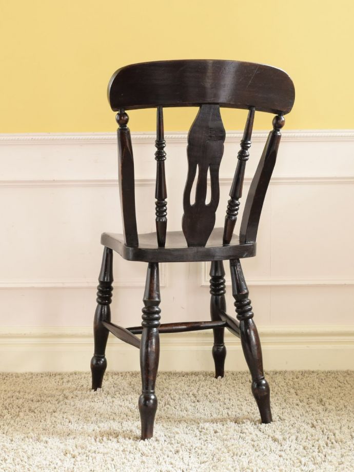 アンティークチェアの後ろ姿