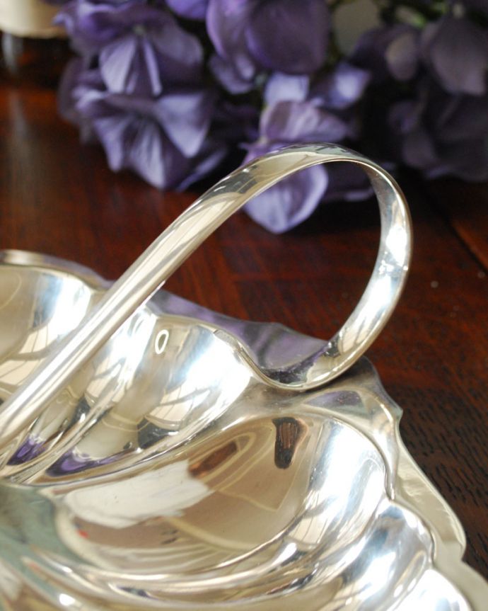 アンティーク シルバー製 アンティーク雑貨 英国の銀食器、三つ葉のクローバーの持ち手付きアンティークシルバートレイ。くるんとカーブした装飾持ち手が蔦のようにくるんとなったオシャレなデザインです。(k-1803-z)