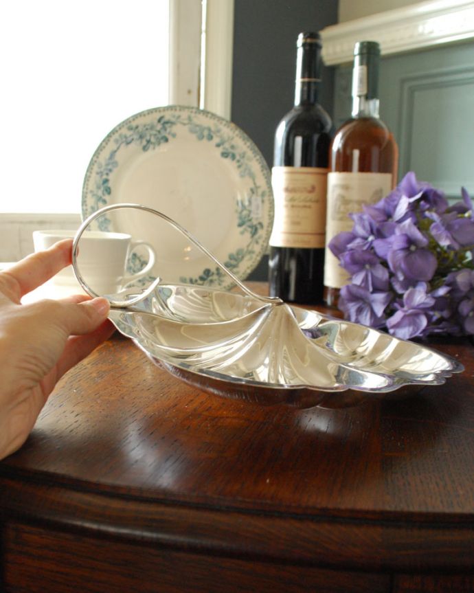 アンティーク シルバー製 アンティーク雑貨 英国の銀食器、三つ葉のクローバーの持ち手付きアンティークシルバートレイ。たっぷり乗せれる大きめサイズいろんなもの乗せて使える大きなトレイ。(k-1803-z)