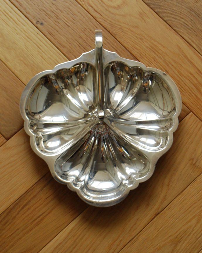 アンティーク シルバー製 アンティーク雑貨 英国の銀食器、三つ葉のクローバーの持ち手付きアンティークシルバートレイ。上から見るとこんな感じですアンティークなので多少のキズ・汚れがある場合がありますが、使用上問題はありませんので、ご了承下さい。(k-1803-z)