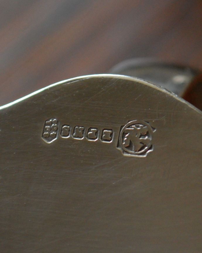 アンティーク シルバー製 アンティーク雑貨 英国の銀食器、三つ葉のクローバーの持ち手付きアンティークシルバートレイ。裏側には品質の証調印が残っていました。(k-1803-z)