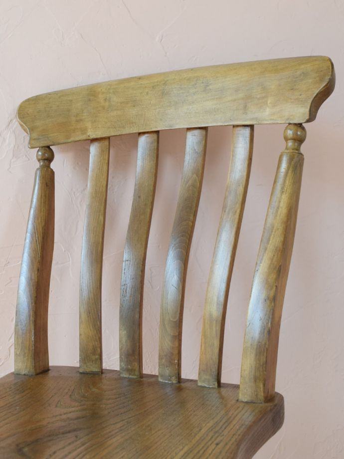 イギリスで見つけたアンティークの椅子、ナチュラル感漂うキッチン