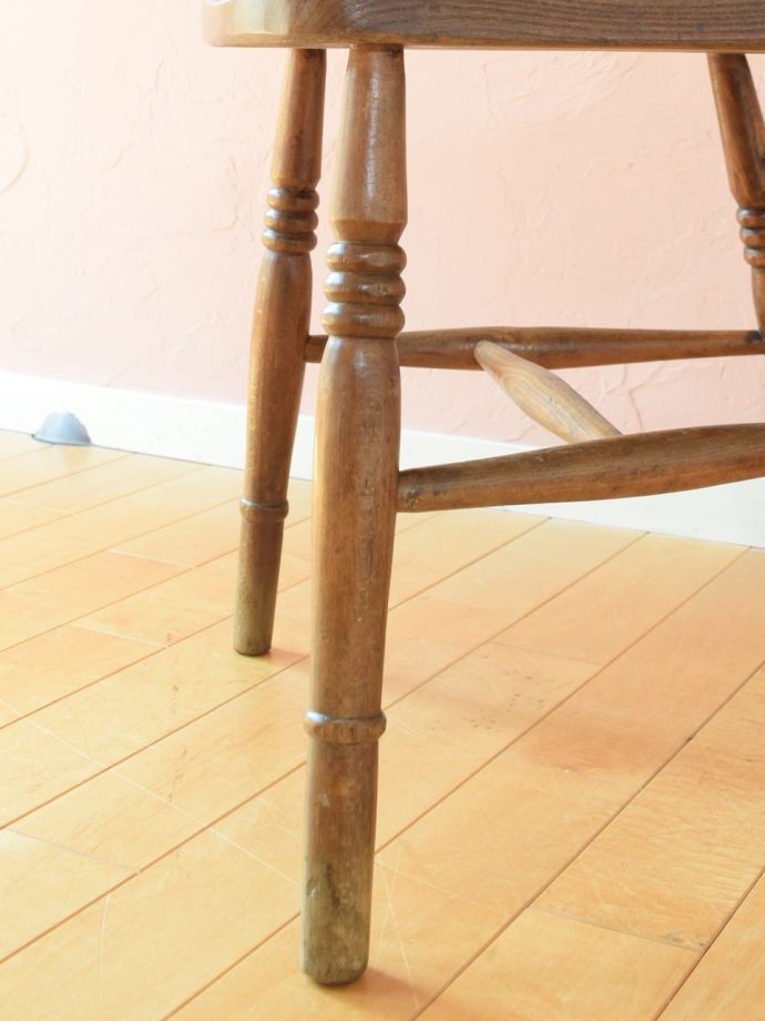 イギリスで見つけたアンティークの椅子、ナチュラル感漂うキッチン