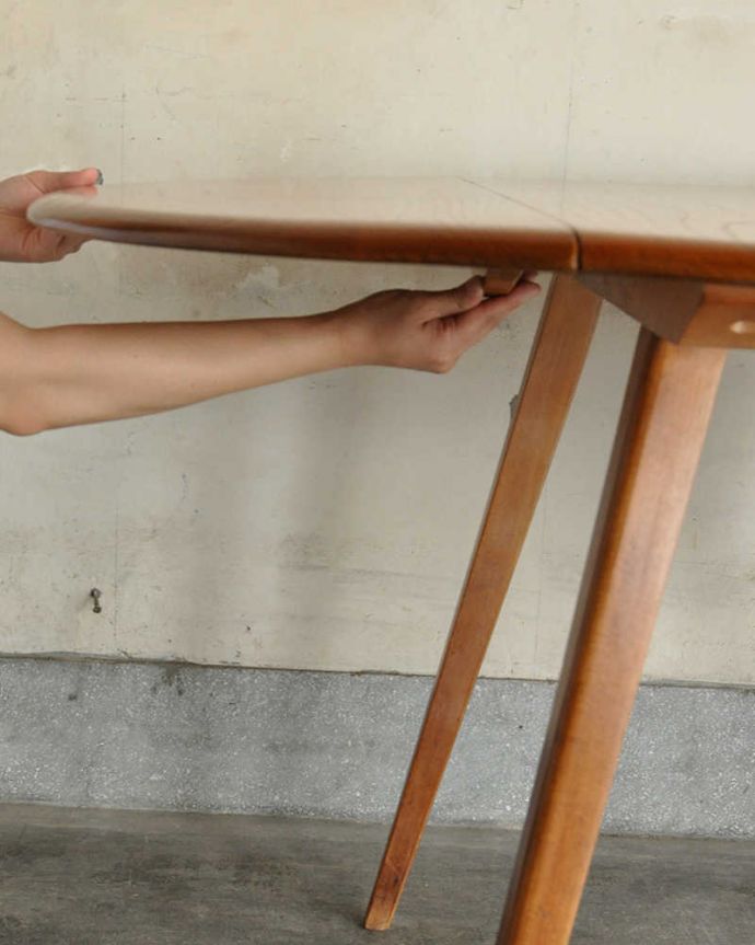 アーコールの家具　アンティーク家具　アーコール（ERCOL）のヴィンテージテーブル、北欧スタイルに似合うドロップリーフテーブル。あっという間にサイズが変えれます。(k-1805-f)