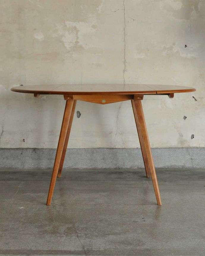 アーコールの家具　アンティーク家具　アーコール（ERCOL）のヴィンテージテーブル、北欧スタイルに似合うドロップリーフテーブル。両方開いたらこんな感じスッキリとしたアーコールの家具は、テーブルにしてはめずらしく幕板と言って天板の下に板がない特殊な構造です。(k-1805-f)